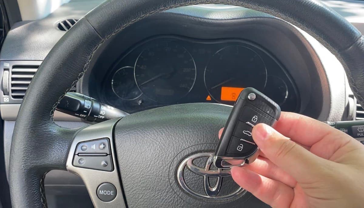 ДЕЛАЕМ ВТОРОЙ КЛЮЧ TOYOTA AVENSIS 2007.